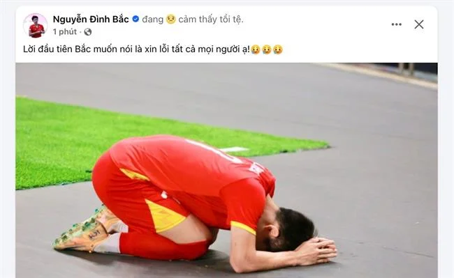 Đồng hồ và đồng xu vàng biểu thị thời điểm vàng để nổ hũ
